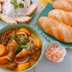 Gà nấu cà ri - bánh mì