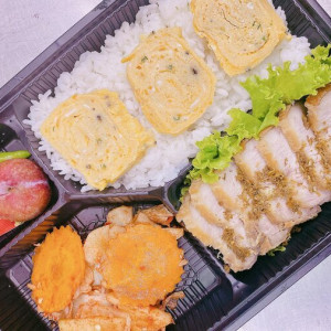 Cơm bento 3 (ba chỉ, trứng cuộn)