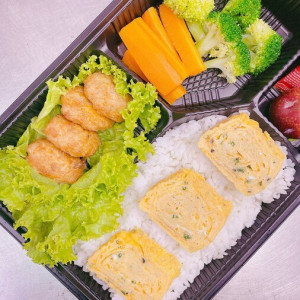 Cơm bento 5 (gà, trứng cuộn)