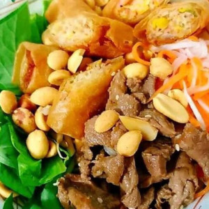 Bún thị xào chả giò