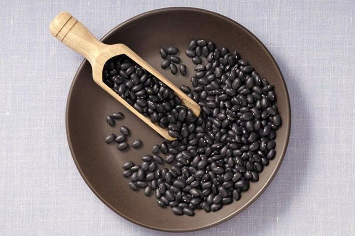 Rang đậu đen trên bếp đến khi đậu chuyển màu và nứt hạt