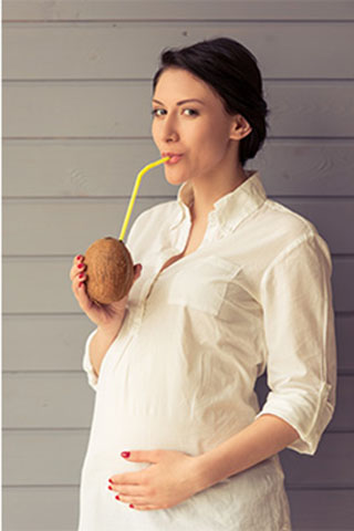 Công dụng của nước dừa - Tốt cho bà bầu cuối thai kỳ