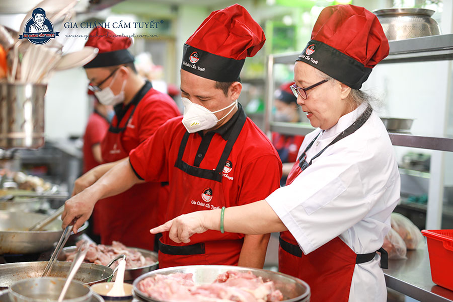 Cô Cẩm Tuyết đã tham gia giảng dạy nấu ăn tại các trường học, trung tâm đào tạo và xuất hiện trong nhiều chương trình truyền hình về ẩm thực